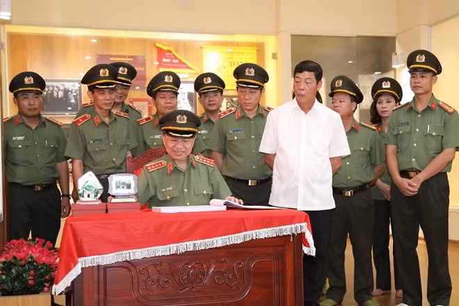 Bộ trưởng Tô Lâm ghi Sổ lưu niệm tại Khu lưu niệm 6 Điều Bác Hồ dạy Công an nhân dân.