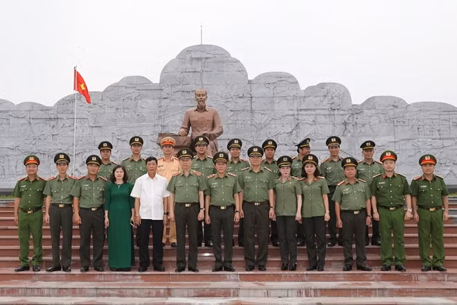 Các đại biểu chụp ảnh lưu niệm.