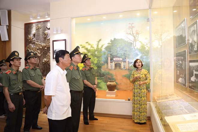 Bộ trưởng Tô Lâm với các đại biểu thăm quan Khu lưu niệm 6 Điều Bác Hồ dạy Công an nhân dân.