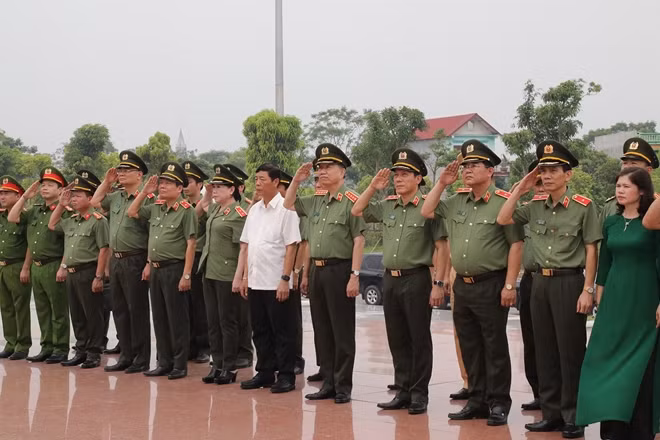 Bộ trưởng Tô Lâm với các đại biểu dâng hoa, dâng hương tưởng nhớ Bác Hồ tại Đài tưởng niệm 6 Điều Bác Hồ dạy Công an nhân dân.