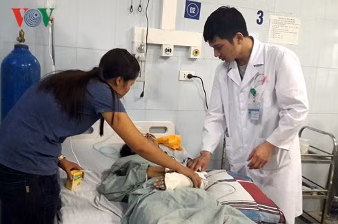 Bệnh viện đa khoa tỉnh Lai Châu đang tập trung trang thiết bị và nhân lực để cứu chữa cho các nạn nhân.