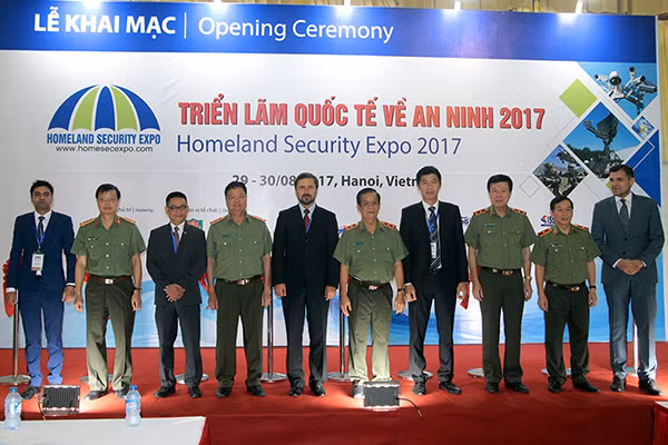 Trung tướng Lê Văn Minh và các đại biểu tham dự lễ khai mạc Trung tướng Lê Văn Minh và các đại biểu tham dự lễ khai mạc