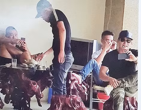 Hình ảnh các đối tượng gây áp lực để đòi nợ.