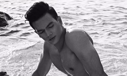 Một phần tấm ảnh trong bộ ảnh nude được người mẫu Lê Xuân Tiền đăng tải. Một phần tấm ảnh trong bộ ảnh nude được người mẫu Lê Xuân Tiền đăng tải.