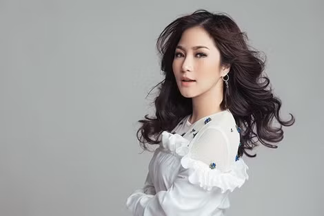 Ca sĩ Hương Tràm nổi tiếng với bản hit Em gái mưa.