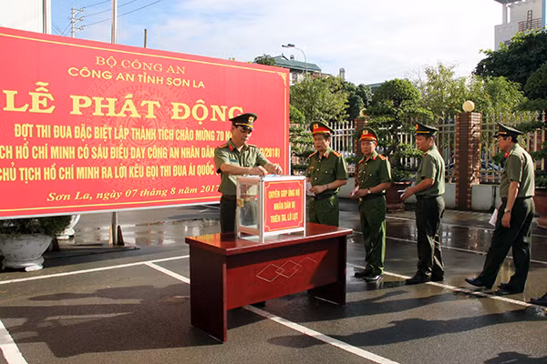 Công an Sơn La tổ chức quyên góp ủng hộ đồng bào bị thiên tai.