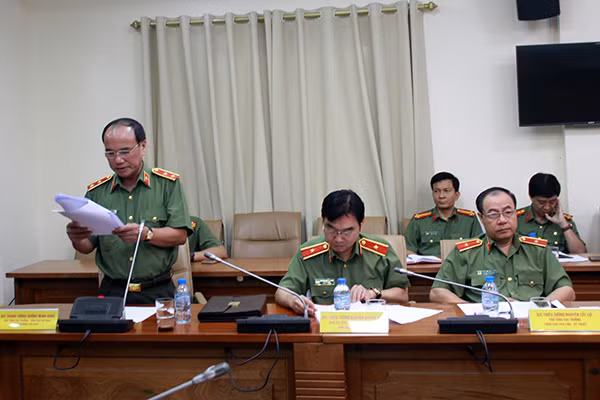 Trung tướng Đường Minh Hưng phát biểu tại Phiên họp