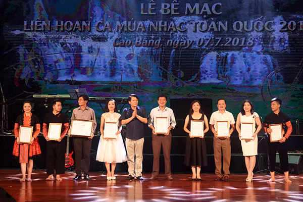 NSND Nguyễn Quang Vinh, Quyền Cục trưởng Cục Nghệ thuật biểu diễn, Phó Trưởng Ban Chỉ đạo Liên hoan lên trao Giải cho các cá nhân nghệ sĩ xuất sắc.