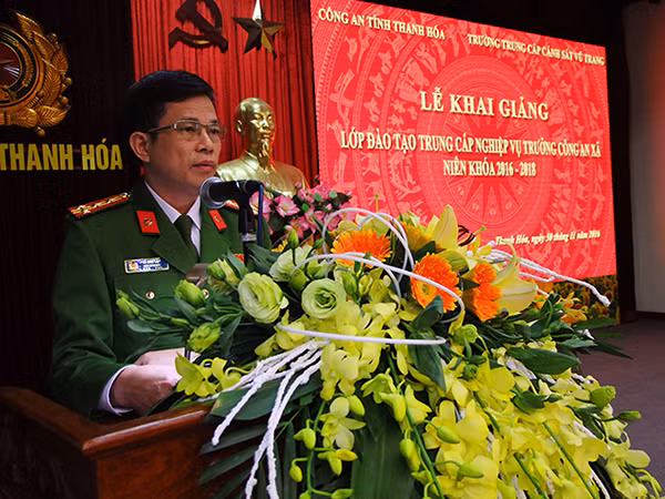 Đại tá Lê Như Lập, Phó Giám đốc Công an tỉnh Thanh Hóa phát biểu tại lễ khai giảng. Đại tá Lê Như Lập, Phó Giám đốc Công an tỉnh Thanh Hóa phát biểu tại lễ khai giảng.