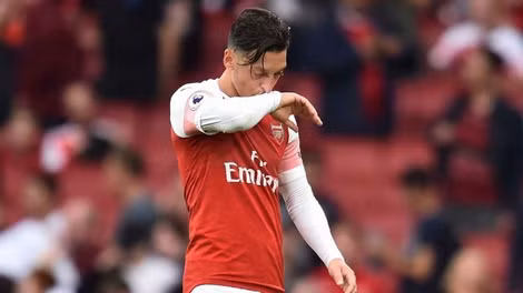 Oezil luôn thi đấu trồi sụt cùng Arsenal.