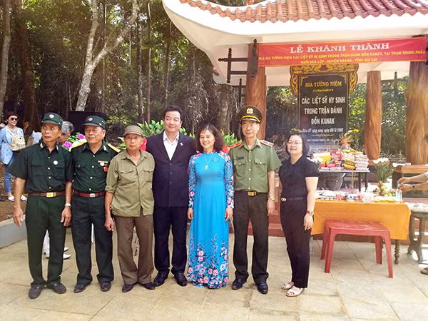 Đoàn công tác Báo CAND do Thiếu tướng Phạm Văn Miên, Tổng biên tập làm trưởng đoàn, đại diện quỹ Tâm Hiểu Thương cùng đông đảo thân nhân liệt sỹ dự lễ.