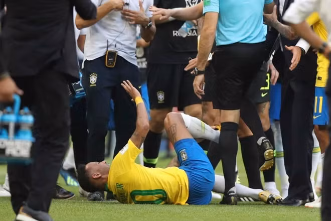 Neymar đau đớn vì bị Layu "dẫm nhẹ" vào chân