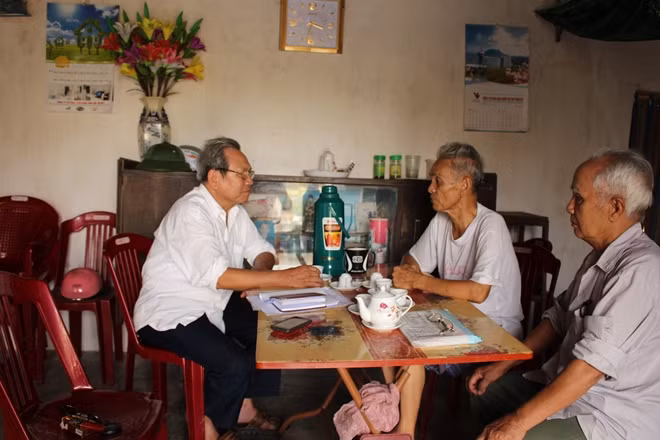 Cựu binh xã Nghĩa Hưng bức xúc trình bày sự việc.