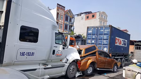 Hiện trường vụ dồn toa trên quốc lộ 18. Ảnh: Nguyễn Hữu Chiến.
