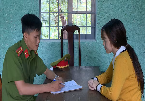Đối tượng Trịnh Thị Hiếu tại cơ quan Công an.