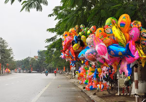 Bóng bay sặc sỡ sắc màu thu hút trẻ nhỏ. Ảnh: S.T.