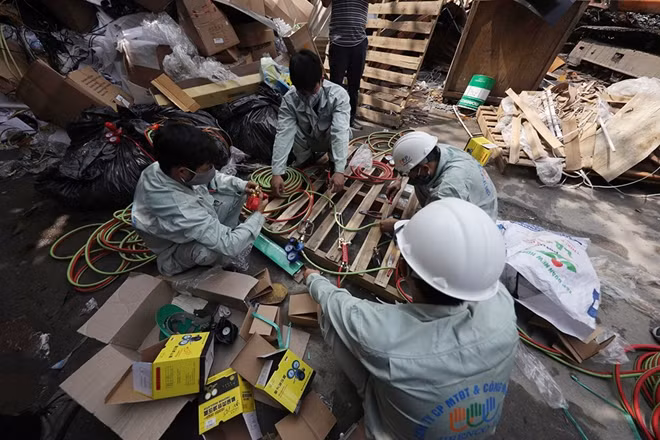 Các máy móc thiết bị được đưa tới hiện trường.