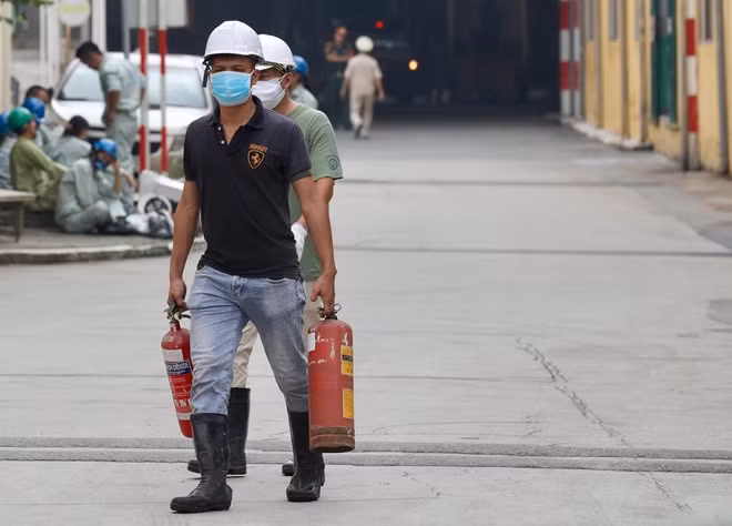 Bộ Tư lệnh Hóa học sẽ hướng dẫn, giám sát toàn bộ quá trình thu gom, xử lý chất thải do vụ cháy để lại cũng như quy trình tẩy độc theo đúng quy định; kinh phí do Công ty Rạng Đông chi trả. Một tuần trước, theo chỉ đạo của Bộ Quốc phòng, Binh chủng Hoá học đã đến hiện trường lấy 25 mẫu kiểm tra mức độ nhiễm độc thuỷ ngân, làm cơ sở xây dựng phương án tiêu tẩy.