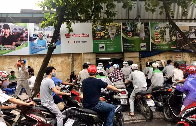 Được biết, trong sáng nay, công nhân viên của công ty Rạng Đông vẫn đi làm bình thường.