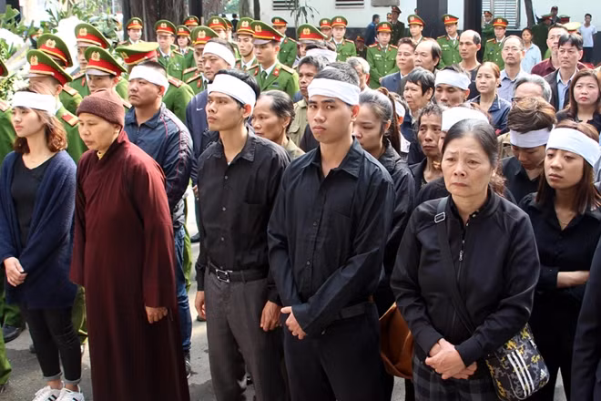 Khánh ra đi khi tuổi đời còn quá trẻ, còn rất nhiều hoài bão về tương lai. Em ra đi là nỗi mất mát quá lớn với gia đình và đồng đội.