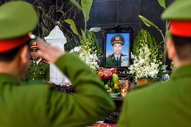 Sáng nay, 20-3, tại nhà tang lễ BV Bạch Mai (Hà Nội) diễn ra lễ tang Thượng sĩ PCCC Chử Văn Khánh, mất sau vụ tai nạn trên cao tốc Pháp Vân - Cầu Giẽ.