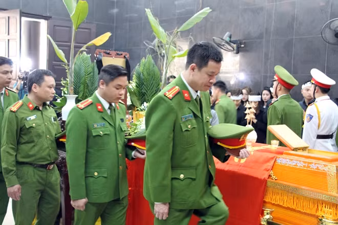 Tất cả nén đau thương đến tiễn đưa người lính dũng cảm của đơn vị, người đồng đội đáng mến của mình.