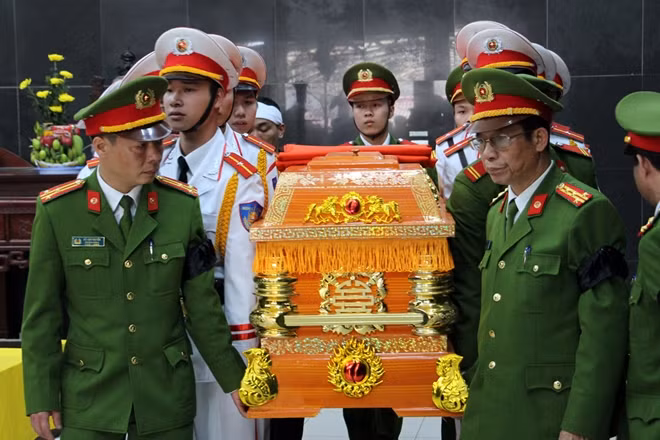 Linh cữu anh sau đó được đồng đội và gia đình đưa về quê nhà để làm đám tang theo phong tục địa phương.