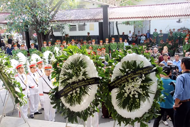 Vòng hoa của người thân và bạn bè trước lĩnh cữu của anh.