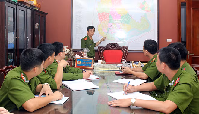 Đại tá Trần Ngọc Tú cùng CBCS Công an TP Vinh triển khai phá án.