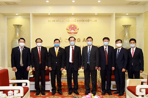 Thứ trưởng Nguyễn Văn Thành, đồng chí Bounlame Phaxaysombath và các đại biểu tại buổi tiếp.