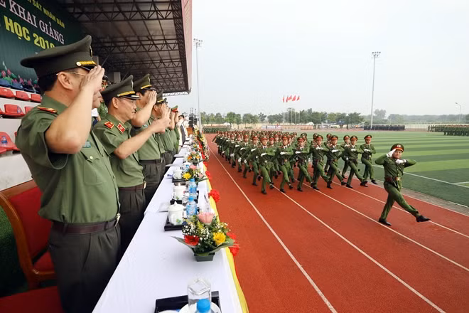 Các đại biểu theo dõi màn diễu binh của học viên Học viện CSND.
