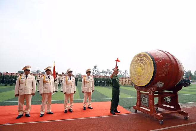 Thứ trưởng Nguyễn Duy Ngọc cùng lãnh đạo Học viện CSND đánh trống khai giảng năm học mới 2019-2020.