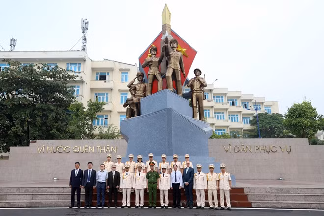 Các đại biểu chụp ảnh lưu niệm.