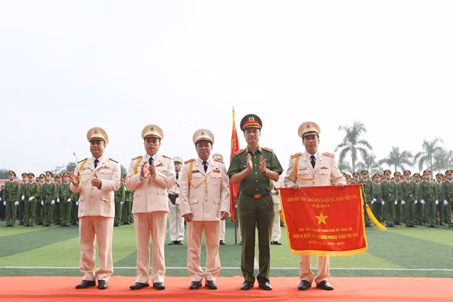 Thứ trưởng Nguyễn Duy Ngọc đã trao Cơ thi đua của Chính phủ tặng Học viện CSND.