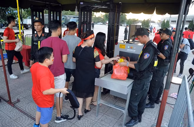 Mọi vật dụng khán giả đem vào sân đều được soi chiếu bằng máy chuyên dụng.