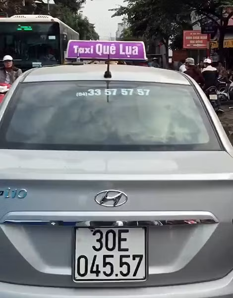 Chiếc taxi của hãng Quê Lụa.