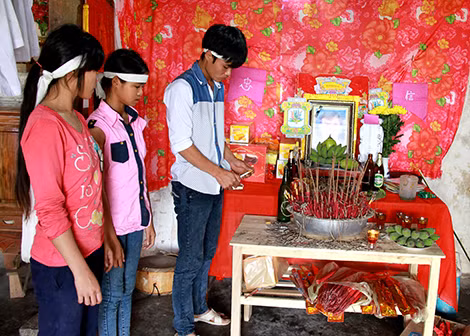 3 con thơ của ông Sơn mất cả cha lẫn mẹ tại mỏ đá.