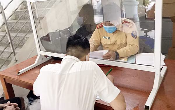 CSGT phạt nặng tài xế Đ.