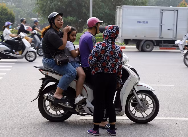 Cũng theo những người phe vé ở đây, vé trận Việt Nam và Philippines ở sân Mỹ Đình đang rất “hot”. Nhiều người nhận định giá vé chợ đen có thể cao gấp nhiều lần so với giá vé gốc do sự đặc biệt quan tâm của khán giả trong trận bán kết lượt về của đội tuyển Việt Nam tại Mỹ Đình ngày 6-12 này.