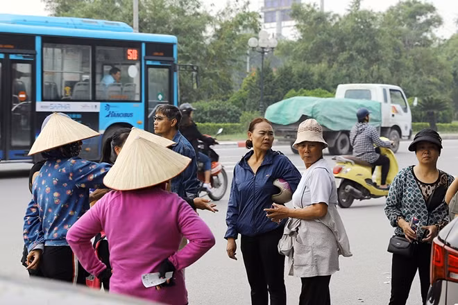 Cánh phe vé tại đây liên tục truyền tai nhau khi phát hiện bất cứ ai có vé trong tay sẽ mời chào, nếu mua được vé rẻ thì có thể lãi nhiều.