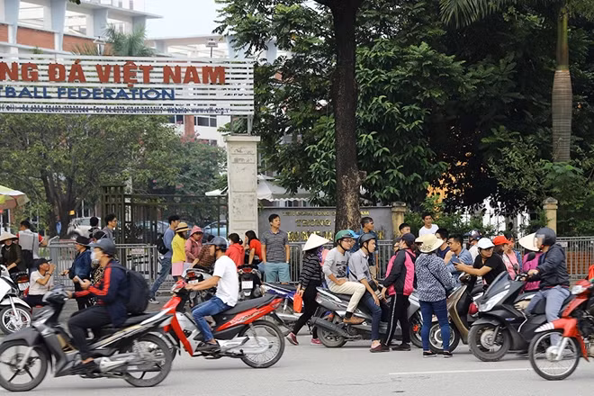 Cũng ngay đó, cánh phe vé chợ đen tục trực ngay phía ngoài cổng Liên đoàn bóng đá VFF.
