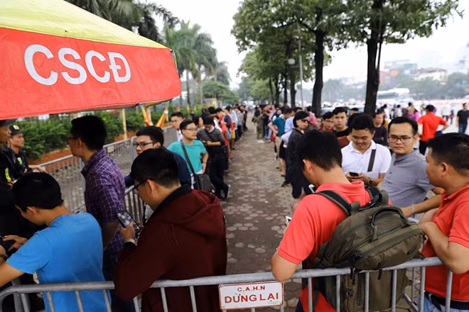 14h chiều ngày 1-12, hàng người xếp hàng dọc theo hàng rào an ninh do lực lượng công an làm nhiệm vụ dựng lên để tránh tình trạng mất trật tự, chen lấn, xô đẩy.