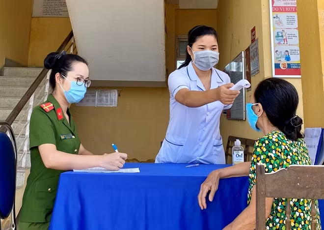 Trung úy Hằng phối hợp cán bộ y tế truy vết các trường hợp liên quan trong công tác phòng, chống dịch COVID-19.