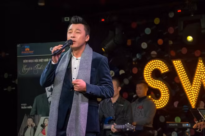 Ca sĩ Đình Nguyên trong đêm mini show tại Hà Nội