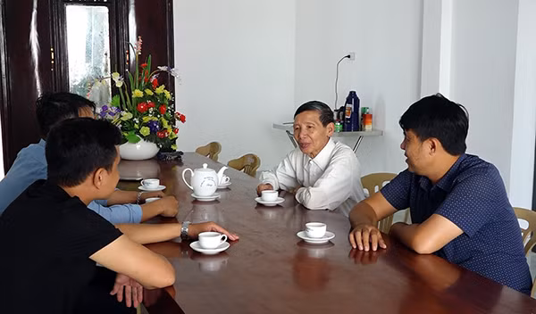 Linh mục Hồ Thái Bạch cùng trò chuyện với lực lượng Công an địa phương.