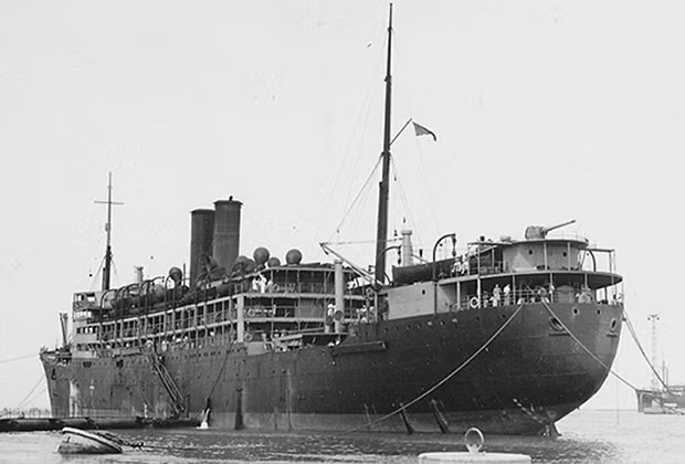 Tàu Tilawa trước khi khởi hành chuyến cuối cùng vào năm 1942.