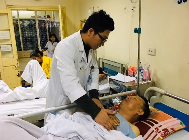 BS. Trần Đạt đang kiểm tra tình trạng bệnh cho ông Dương.