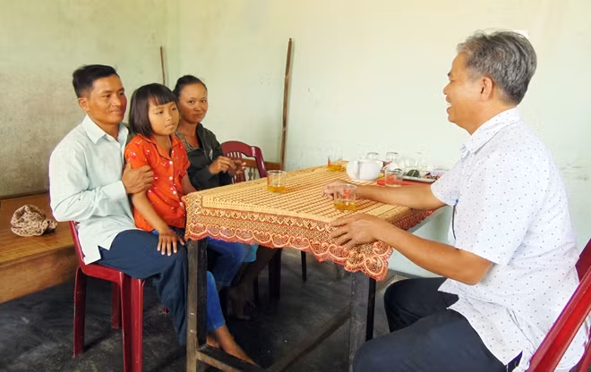 Thầy Quý thăm gia đình em Hồ Văn Bằng.