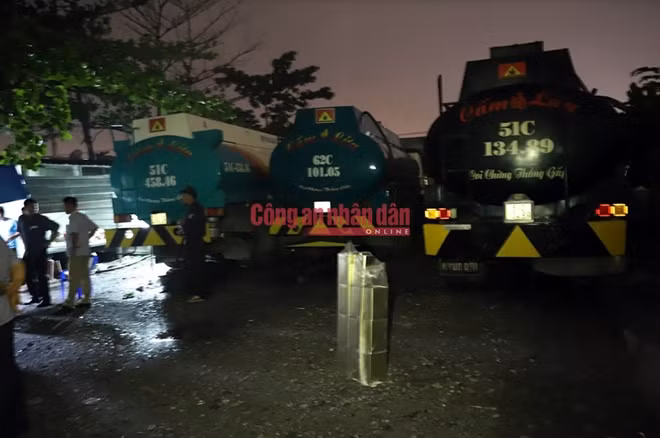 Tổ công tác Công an tỉnh Đắk Nông và các đơn vị chức năng bắt quả tang các đối tượng đang pha trộn dung môi, chất tạo màu vào xăng trên các xe ô tô 62C-101.05 và 51C- 134.89.