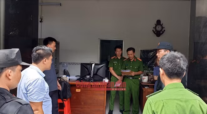 Lực lượng Công an thi hành lệnh khám xét nơi ở, nơi làm việc và kho xăng của Công ty TNHH Mỹ Hưng ở tỉnh Sóc Trăng.
